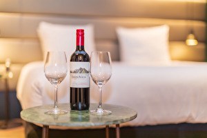 Rode wijn op de hotelkamer